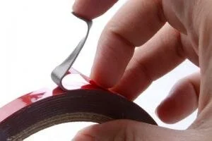 Чем удалить следы от двухстороннего скотча