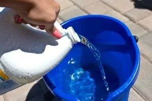 Как налить воду из смесителя умывальника в ведро Как налить воду из смесителя умывальника в ведро