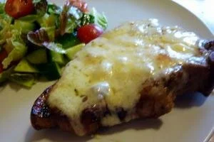 Отбивная из свинины под сыром на сковороде