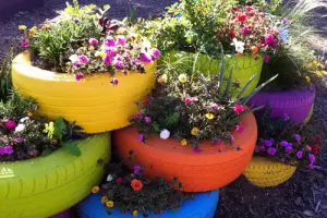 Из каких материалов сделать цветочную клумбу