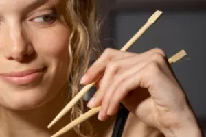 Как правильно держать китайские палочки для суши